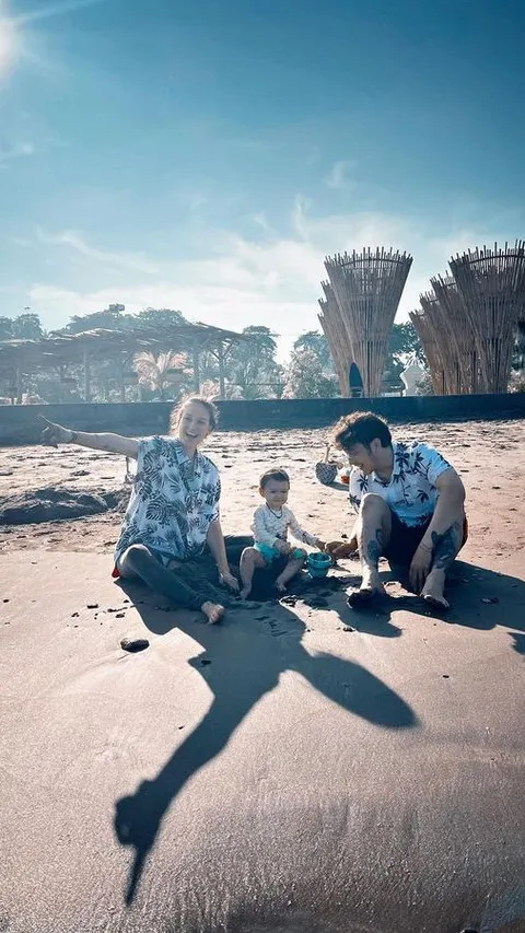 10 Momen Lucu Baby Djiwa Anak Nadine Chandrawinata Main Pasir di Pantai, Gemesin Banget!