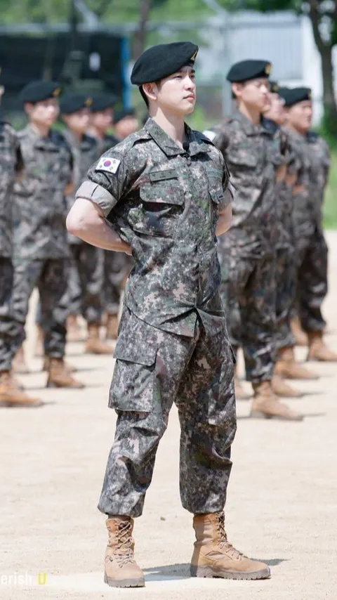10 Pesona Idol Korea Pakai Seragam Militer, Bikin Fans Ingin Disapa "Halo Dek"