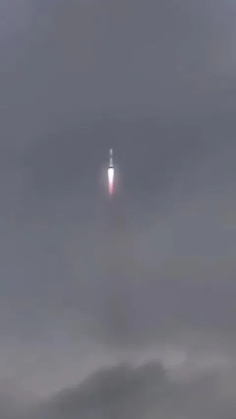 Foto Mengerikannya Kilatan Petir di Atas Langit, Ada yang Terlihat Menyambar Roket