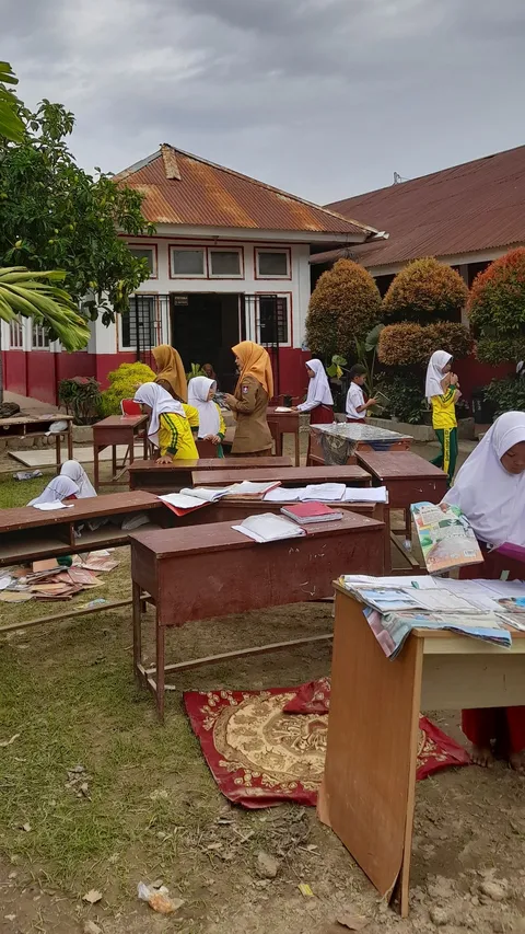 Momen Siswa dan Guru SD di Padang Berjibaku Jemur Buku Pascabanjir