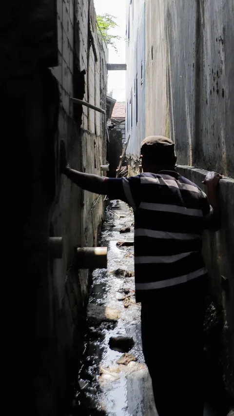 FOTO: Keprihatinan Ngadenin, Pria 63 Tahun Tinggal Dikepung Tembok Setinggi Belasan Meter di Jatiwaringin