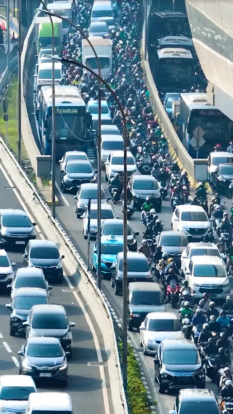 Penampakan Kusutnya Kemacetan di Jalan Gatot Subroto Jakarta Selatan, Motor Bejibun Mirip Semut, Mobil Kayak Ular Tangga
