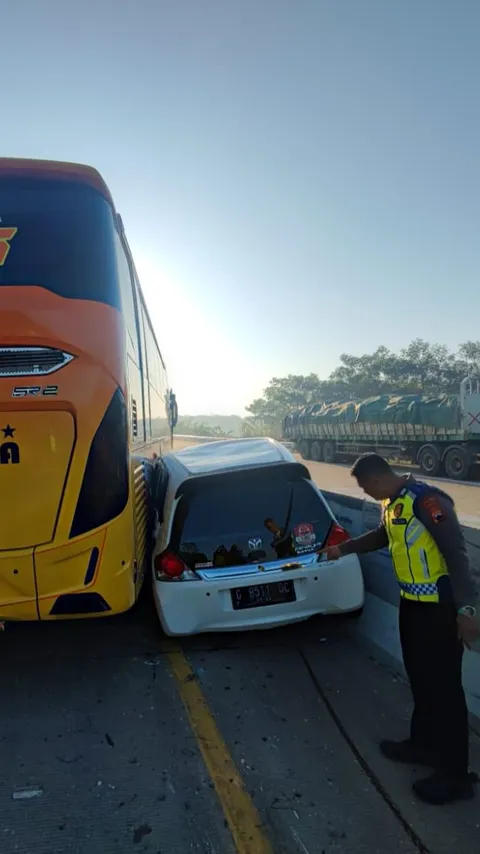 Bus Seruduk Truk dan Mobil di Tol Pemalang-Batang, Satu Orang Tewas