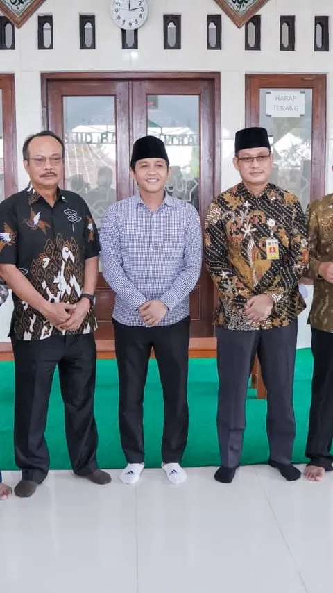 Wamen ATR/BPN Serahkan Sertifikat Tanah Masjid Berusia Ratusan Tahun di Magelang