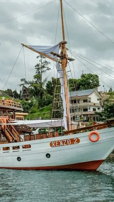 Jadi Daya Tarik Wisata Baru, Begini Penampakan Kapal Pinisi Kenzo di Danau Toba
