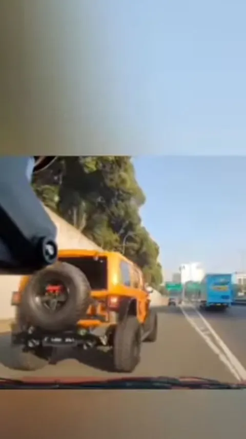 Viral Rubicon Oranye Ugal-ugalan Serempet Pengendara Lain di Exit Tol Mampang