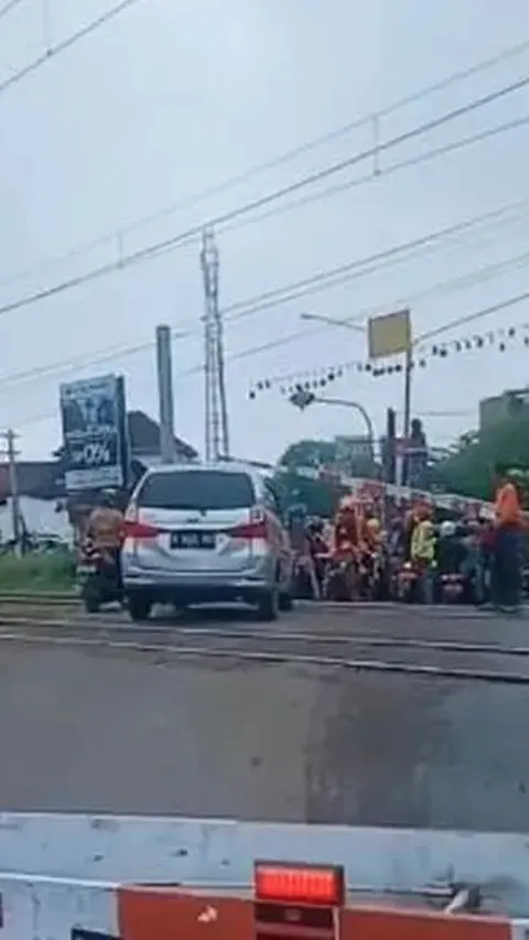 Hati-Hati, Nekat Terobos Palang Pintu Kereta Api Bisa Dipenjara 3 Bulan atau Denda Rp750.000