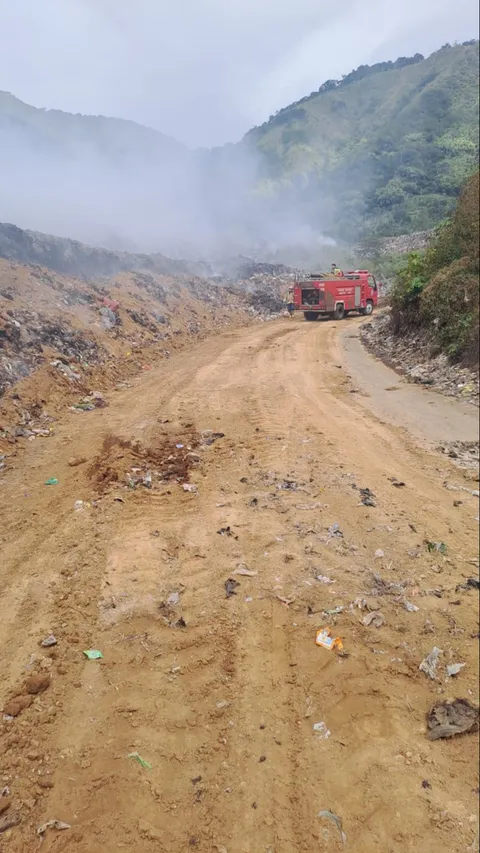 Warga Tutup Akses ke TPAS Pasirbajing yang Kebakaran, Sampah di Perkotaan Garut Menumpuk
