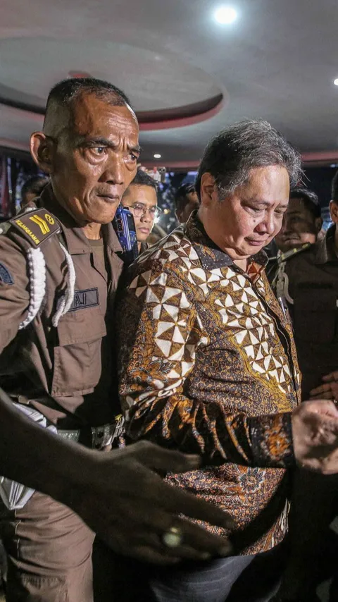 FOTO: Ekspresi Airlangga Hartarto Tertunduk dan Acungkan Jempol Setelah Hampir 13 Jam Diperiksa Kejagung Terkait Mafia Minyak Goreng