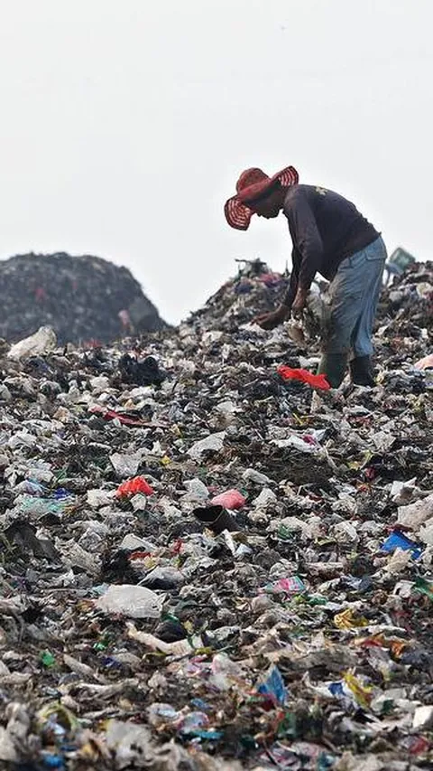Sisi Lain Gunung Sampah Bantar Gebang, Ternyata di Atasnya Ada Warung Makanan Laris Manis Walau Dipenuhi Lalat