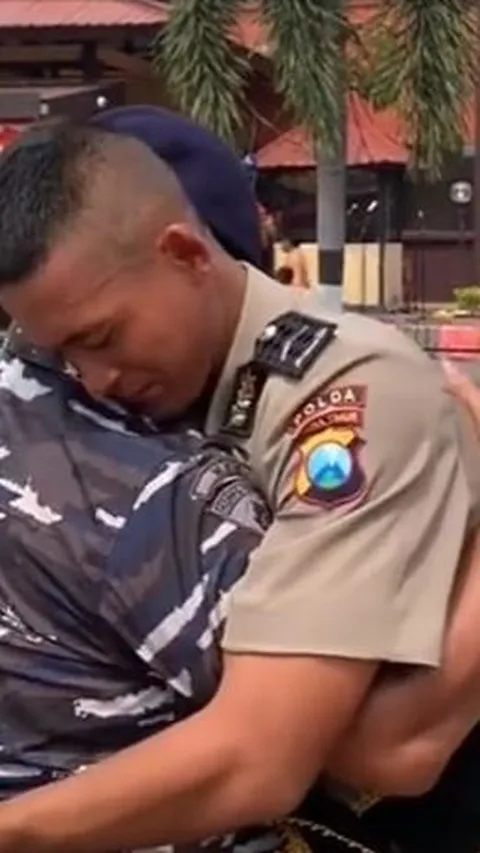 Pangkatnya Lebih Rendah, Ayah TNI Beri Hormat ke Anaknya yang jadi Polisi lalu Tampar & Pukul