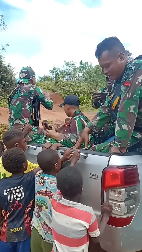 Jerit Tangis Tak Bisa Ditahan, Bocah Papua Adang Mobil TNI yang Hendak Pulang Kampung Usai Tugas