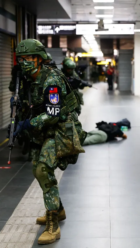FOTO: Antisipasi Perang dengan China, Militer Taiwan Unjuk Gigi Latihan Tempur di Stasiun Taipei