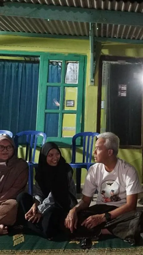 Ganjar Menginap di Rumah Petani Banjarnegara, Duduk Lesehan Pakai Sarung Dengar Curhat Warga