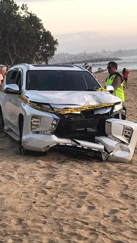 Tabrak Lari dan Sebabkan Satu Orang Tewas, Bule Mabuk Tinggalkan Mobil Pajero di Pantai Sanur