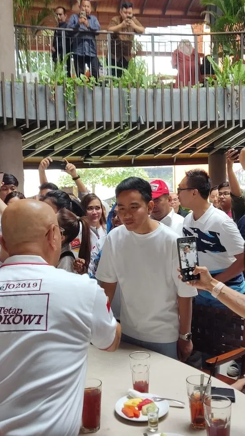 Gibran Makan Siang Bareng Relawan Jokowi, Ada Apa?