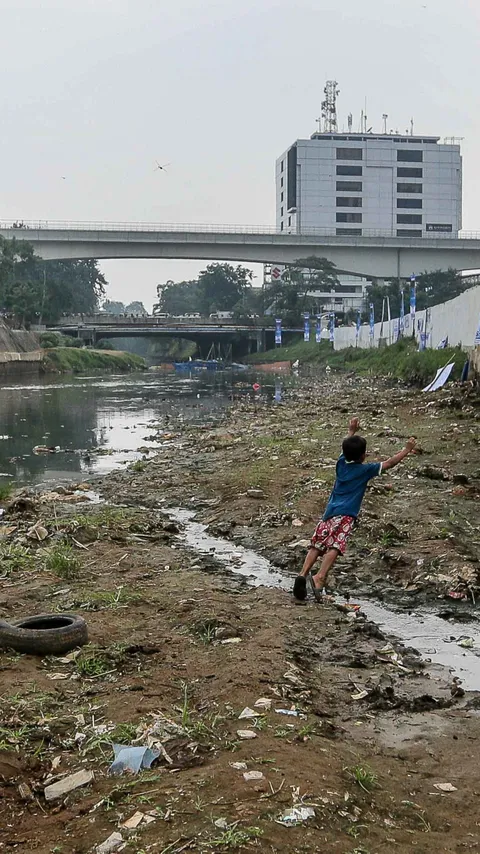 FOTO: Fenomena El Nino Bikin Sungai Ciliwung Nyaris Kering, Kondisinya Banyak Sampah