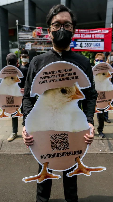 FOTO: Protes Peternakan Ayam Kandang Baterai, Aktivis AFFA: "Jangan Biarkan Ayam Menderita Selama 12 Tahun