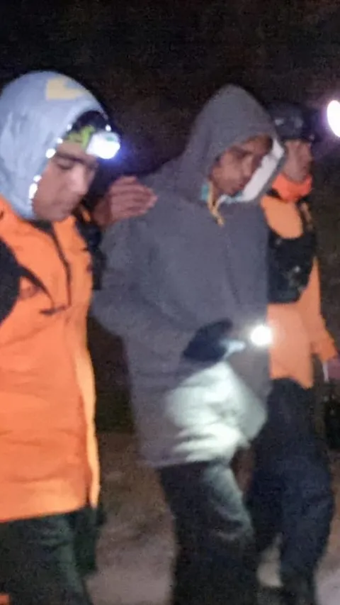 Tim SAR Tembus Gelapnya Malam di Gunung Bawakaraeng Demi Evakuasi Pendaki Hipotermia