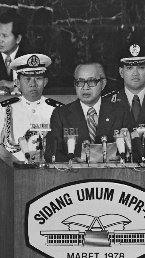 Potret Presiden Soeharto Pimpin Sidang Terakhir Kabinet Pembangunan II, Dikawal Ayah Jenderal TNI