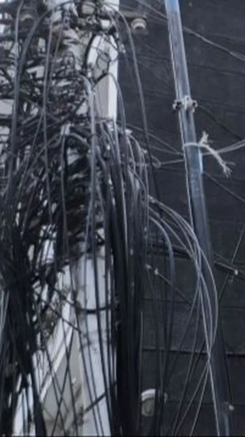Menjuntai hingga Jerat Leher Pemotor, Kabel Fiber Optik Bali Towerindo di Jalan Antasari Bakal Diputus