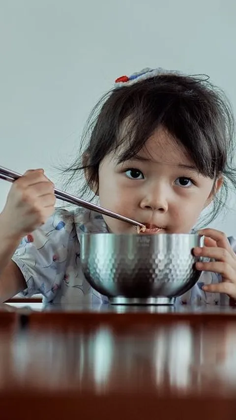 Cara Menahan Nafsu Makan Anak yang Berlebihan, Atur Jadwal hingga Alihkan Perhatian
