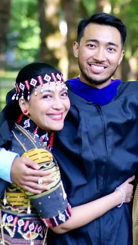 Penampilan Istri Eks Panglima TNI saat Wisuda S2 Sang Putra di Amerika, Bikin Pangling
