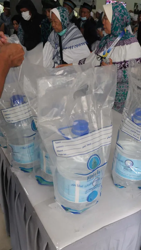 Tiba di Asrama Pondok Gede, Jemaah Haji Dapat Air Zamzam 10 Liter