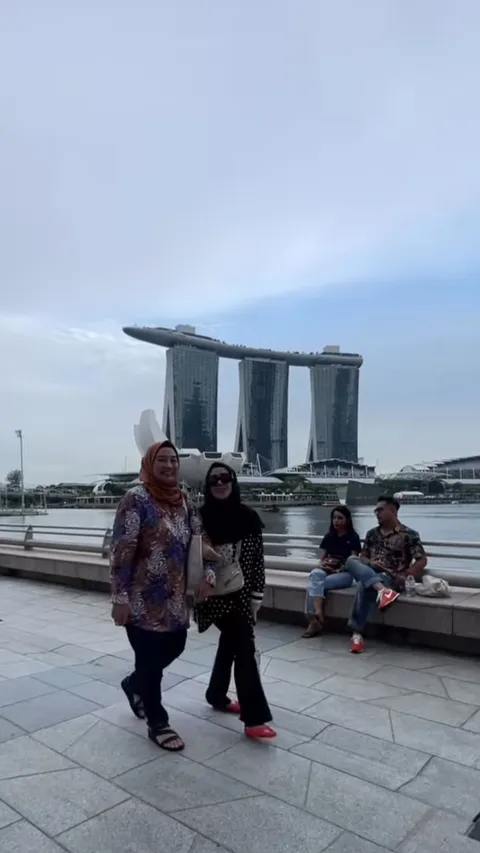 Potret Kompak Mama Amy dengan Ibunda Jeje, Jalan-jalan ke Singapura Ngasuh Cucu