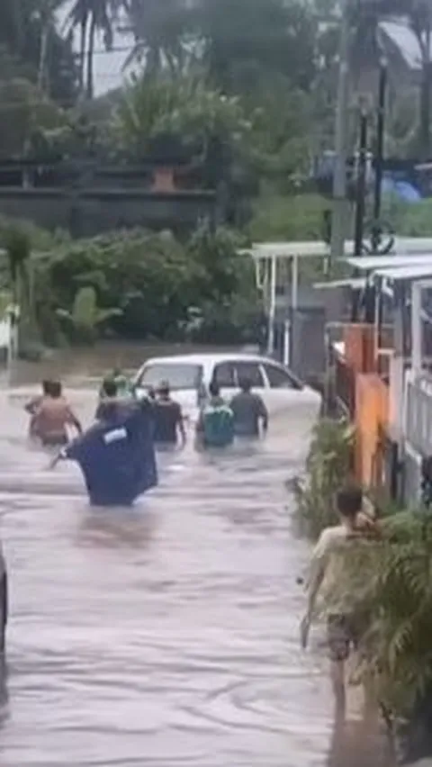 Penampakan Avanza Terseret Jauh Arus Kencang Saat Banjir Terjang Bali