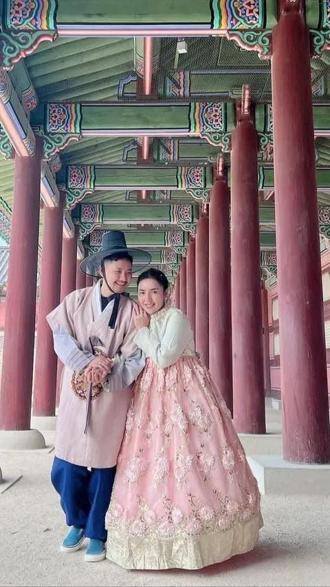 Potret Harmonis dan Bahagia Angga Wijaya Liburan Bareng Istri di Korea Selatan