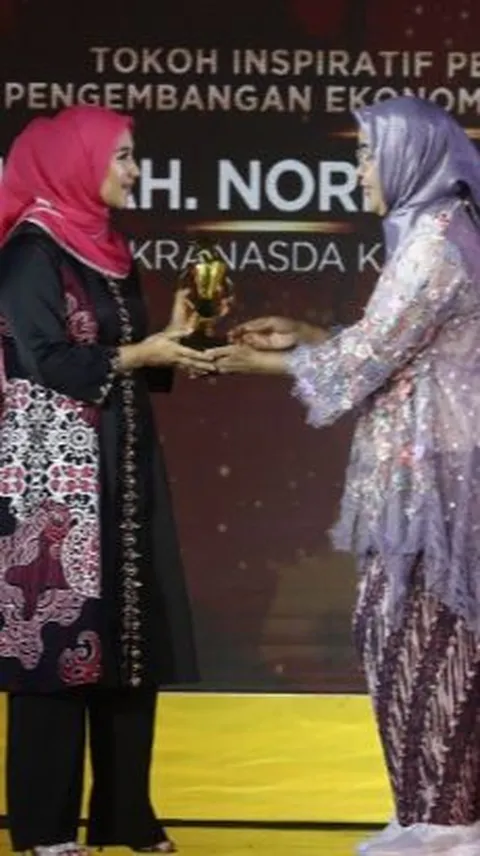 Almarhumah Norbaiti Isran Noor Raih Penghargaan Pegiat Pengembangan Ekonomi Kreatif di Festival 6