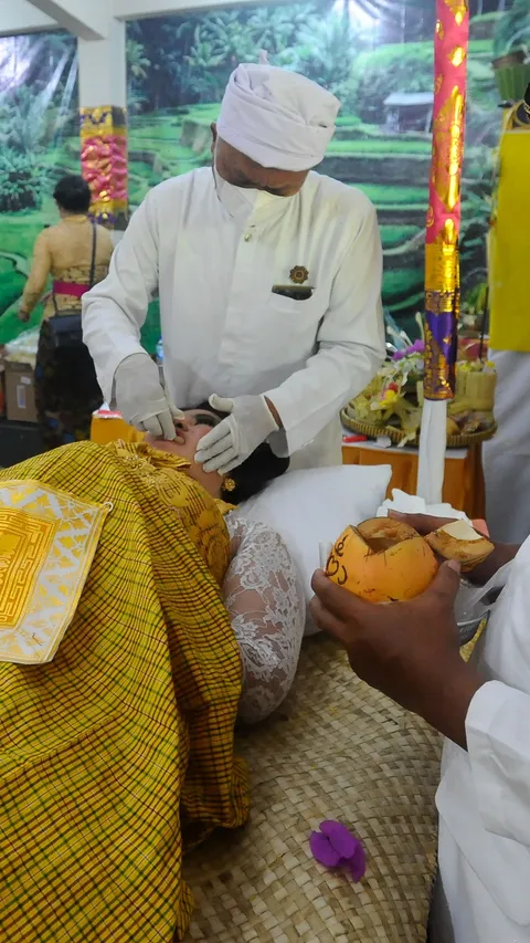 FOTO: Menengok Mepandes, Ritual Sakral Potong Gigi bagi Remaja Hindu di Bogor