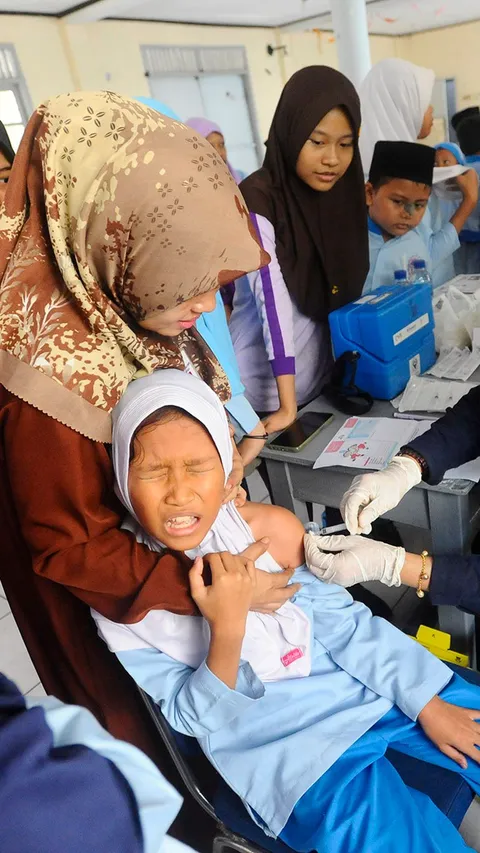 FOTO: Cegah Kanker Serviks, Puluhan Siswi SD di Depok Disuntik Vaksin HPV