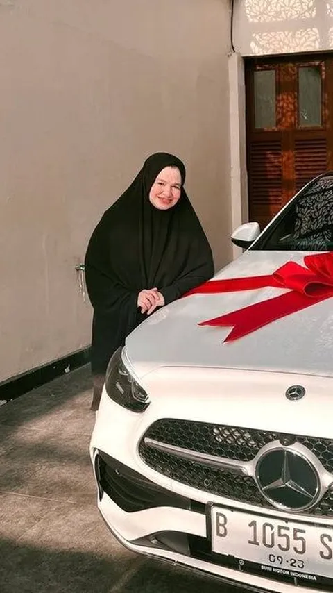 8 Potret Haru Fadil Jaidi memberikan hadiah berupa mobil mewah kepada ibunya, yang membuat netizen ikut terharu.