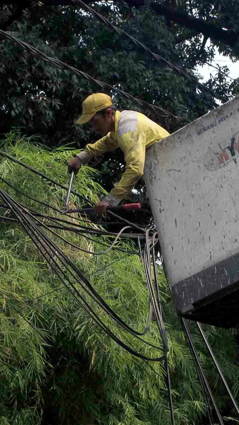 FOTO: Pemprov DKI Akhirnya Tertibkan Kabel-Kabel Semrawut di Jakarta