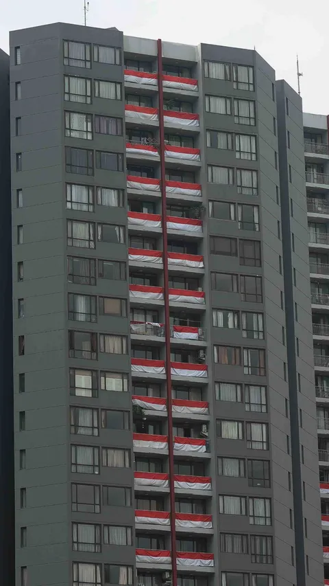 FOTO: Jelang HUT Kemerdekaan RI, Puluhan Bendera Merah Putih Hiasi Apartemen di Jakarta