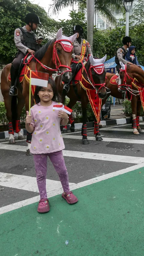 FOTO: Polisi Berkuda Hibur Warga di Hari Bebas Kendaraan Bermotor di Kawasan Bundaran HI