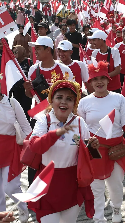 FOTO: Warga Merah Putihkan Jalan Protokol Jakarta dalam Parade 10 Juta Bendera Jelang HUT ke-78 Kemerdekaan RI