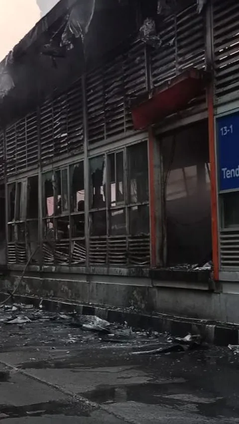 Kebakaran Halte TransJakarta di Tendean karena Korsleting
