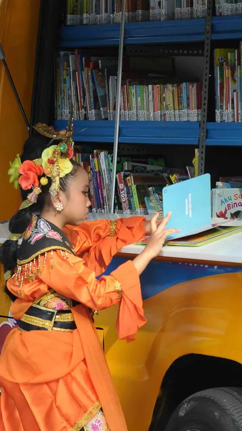 FOTO: Perpustakaan Keliling Ajak Anak-Anak Giat Membaca