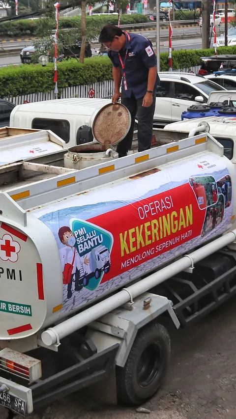 FOTO: Ratusan Mobil Tangki Air Disiapkan PMI untuk Antisipasi Bencana Kekeringan di Wilayah Terdampak