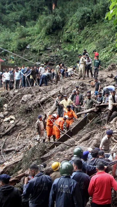 FOTO: Dahsyatnya Tanah Longsor Dipicu Hujan Lebat di Wilayah Himalaya India,  50 Orang Tewas