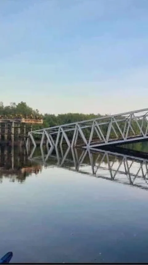 Jembatan di Meranti Riau Ambruk, Warga Menyeberang Dilayani Perahu Bermotor