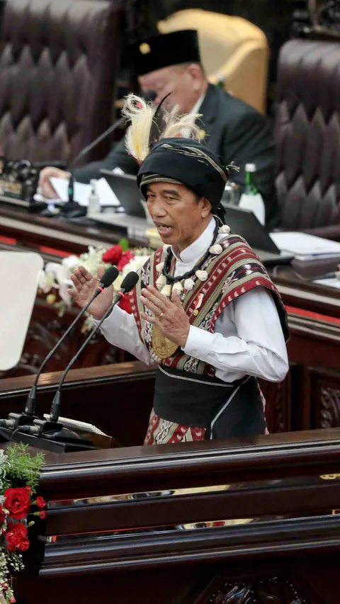 FOTO: Ekspresi Jokowi Curhat Disebut Pak Lurah, Plonga-plongo, hingga Firaun di Sidang Tahunan MPR