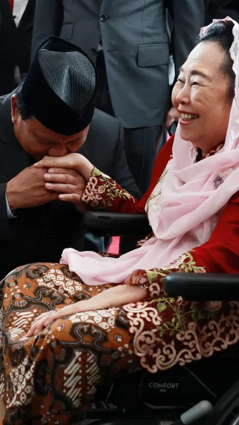 Momen Prabowo Berlutut dan Cium Tangan Istri Gus Dur, Reaksi Yenny Wahid Mengejutkan