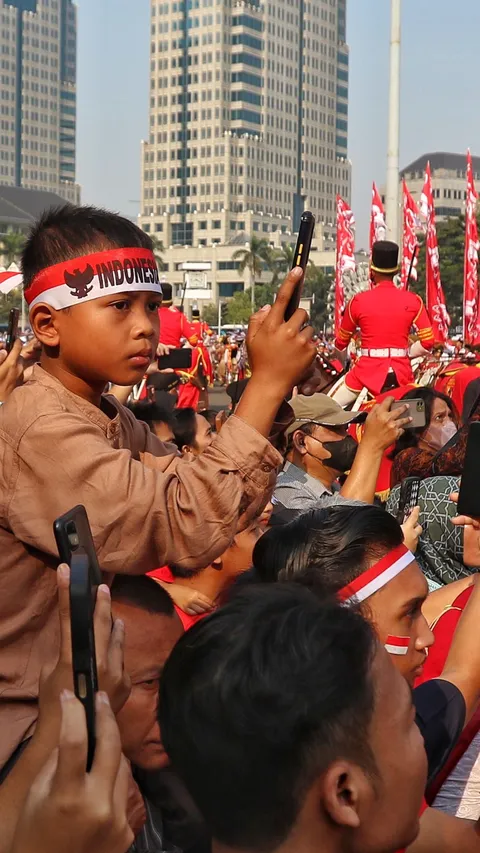 FOTO: Antusiasme Masyarakat Mengikuti Kirab Budaya HUT ke-78 Kemerdekaan RI di Sekitaran Monas