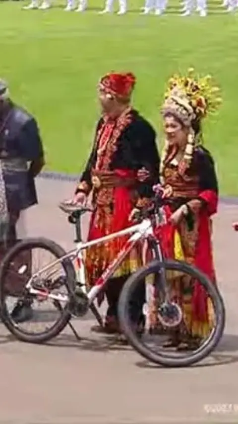 Menang Baju Adat Terbaik, Kaesang hingga Sri Mulyani Dapat Hadiah Sepeda dari Jokowi