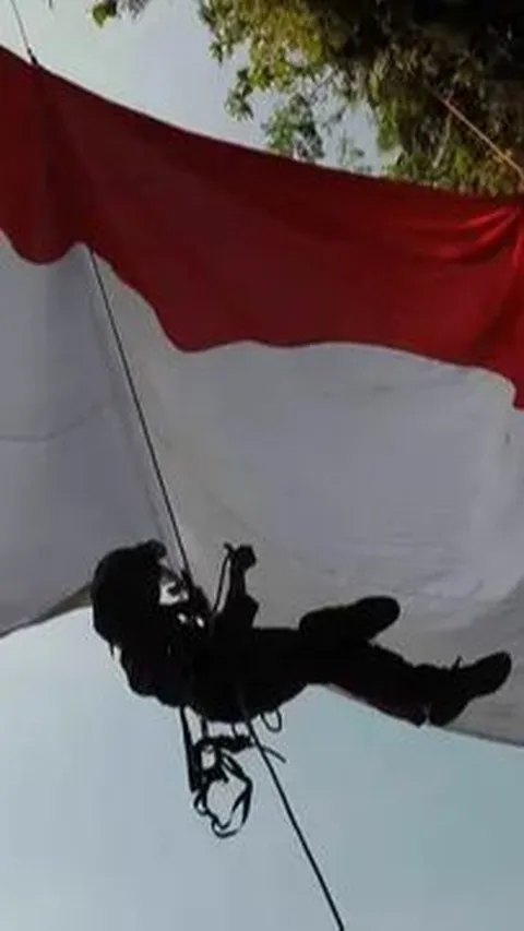 Aksi Heroik Polisi Panjat Tiang Bendera 7 Meter & Terombang-Ambing Ditiup Angin Demi Sang Merah Putih