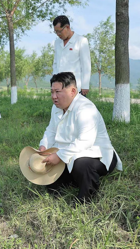 FOTO: Ekspresi Kim Jong-un Jongkok di Pinggir Sawah, Cek Langsung Padi yang Rusak Akibat Topan